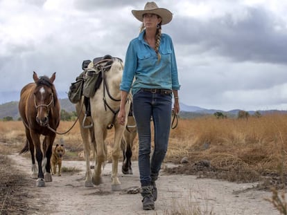 Alienor Le Gouvello con los tres caballos que la acompañaron en el Camino Nacional del Bicentenario, que cruza Australia a lo largo de 5.330 kilómetros.