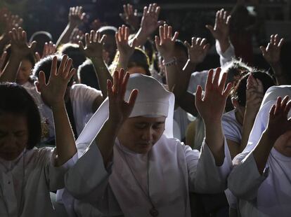 Un grupo de católicos filipinos rezan durante la celebración de la Semana Santa en Manila, el 17 de abril de 2019.