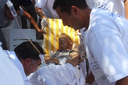 Dos sanitarios tratan a uno de los heridos por el ataque terrorista en Susa, Túnez.