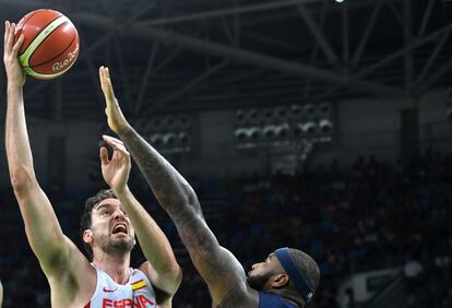 Con la segunda unidad de NBA en cancha, Willy Hernangómez logró la primera canasta de un segundo cuarto que fue un festival de técnicas. Hasta seis señalaron los árbitros: a Scariolo, al banquillo, a Mirotic y a Reyes, por España; y a Georges y Durant, por Estados Unidos. La de Mirotic, por cierto, era la cuarta todavía a 23 minutos del final. En la imagen, Pau Gasol (c) es bloqueado por DeMarcus Cousins.