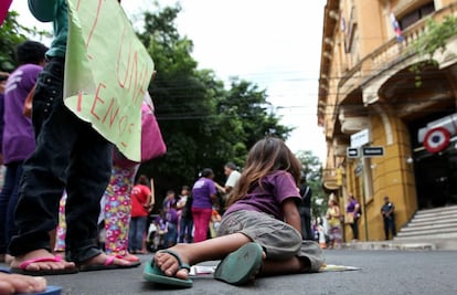 Mujeres protestan frente al Ministerio del Interior durante la marcha contra la violencia hacia la mujer por las calles de Asunción (Paraguay)