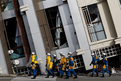 Un equipo de rescate pasa frente a un edificio colapsado durante el terremoto del 1 de enero, este viernes en Wajima (Japón).