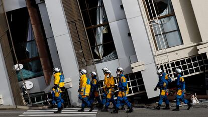 Un equipo de rescate pasa frente a un edificio colapsado durante el terremoto del 1 de enero, este viernes en Wajima (Japón).