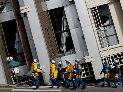 Un equipo de rescate pasa frente a un edificio colapsado durante el terremoto del 1 de enero, este viernes en Wajima (Japón).