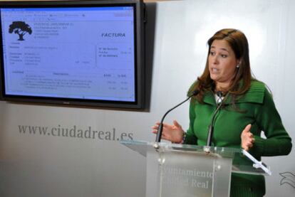 La alcaldesa de Ciudad Real, Rosa Romero, durante su comparecencia de ayer en el Ayuntamiento.