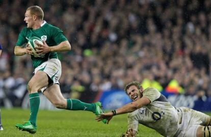 El irlandés Keith Earls elude el placaje de Tom Croft.