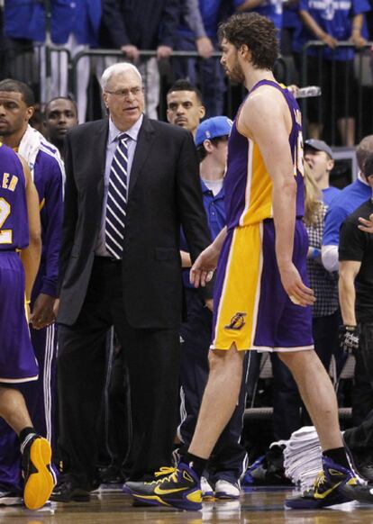 El entrenador de los Lakers, Phil Jackson, se dirige a Pau Gasol durante la eliminatoria contra Dallas.