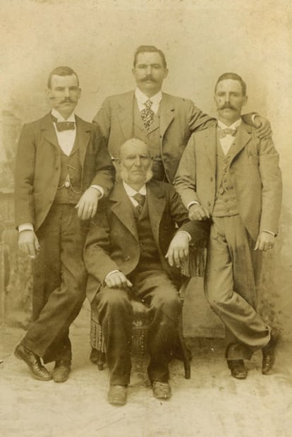Generoso, José y Benito Barcia (de izquierda a derecha) junto a su padre, Manuel, en Vigo (1914-1916).