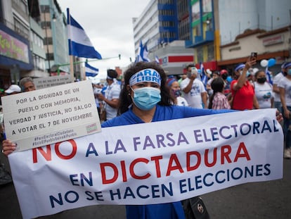 Una mujer marcha por una de las avenidas de San José  (Costa Rica) durante la protesta contra las elecciones en Nicaragua.