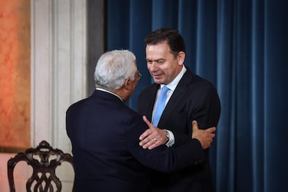 Luís Montenegro junto al socialista António Costa, durante la toma de posesión del nuevo primer ministro, este martes en el Palacio Nacional de Ajuda (Lisboa).