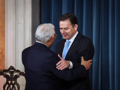 Luís Montenegro junto al socialista António Costa, durante la toma de posesión del nuevo primer ministro, este martes en el Palacio Nacional de Ajuda (Lisboa).