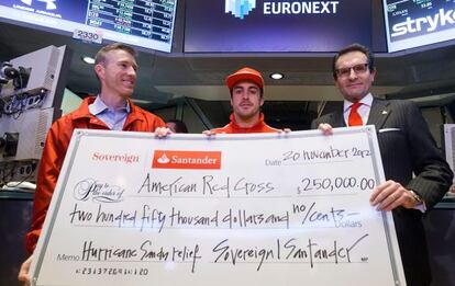 Alonso muestra la donación que el Banco de Santander ha hecho a los damnificados por el huracán Sandy.