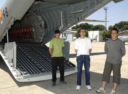 Francisco Javier Irastorza, Marcos Sagarzazu e Ignacio Telletxea, tras bajar del avión que los trasladó a Madrid.