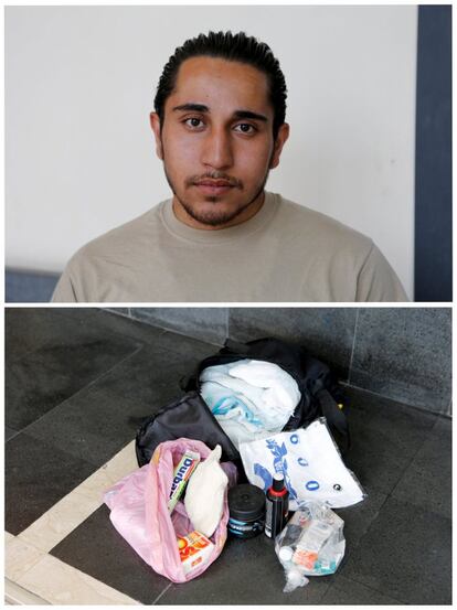 El sirio Feras, 22 años, enseña sus posesiones que transporta en una mochila. Este joven aspira a ser técnico informático en Alemania.