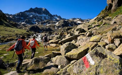 Tramo de la ruta Transpirenaica que discurre por el circo de Colomers, en el valle de Arán (Pirineo catalán).