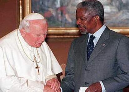 El Papa Juan Pablo II estrecha la mano en 1998 al secretario general de las Nacioes Unidas, Kofi Annan, durante su encuentro privado en el Vaticano. (16-6-98)