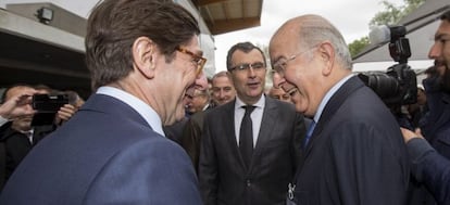 GRA350. MURCIA, 14/03/2017.- El presidente de Bankia Ignacio Goirigolzarri (i) saluda al presidente del Banco Mare Nostrum (BMN), Carlos Egea (d) en presenrcia del alcalde de Murcia, José Ballesta (c), hoy durante el encuentro por el Corredor Mediterráneo impulsado por la Asociación Valenciana de Empresarios (AVE) y la Asociación Murciana de la Empresa Familiar (AMEFMUR), en Murcia. EFE/Marcial Guillén
