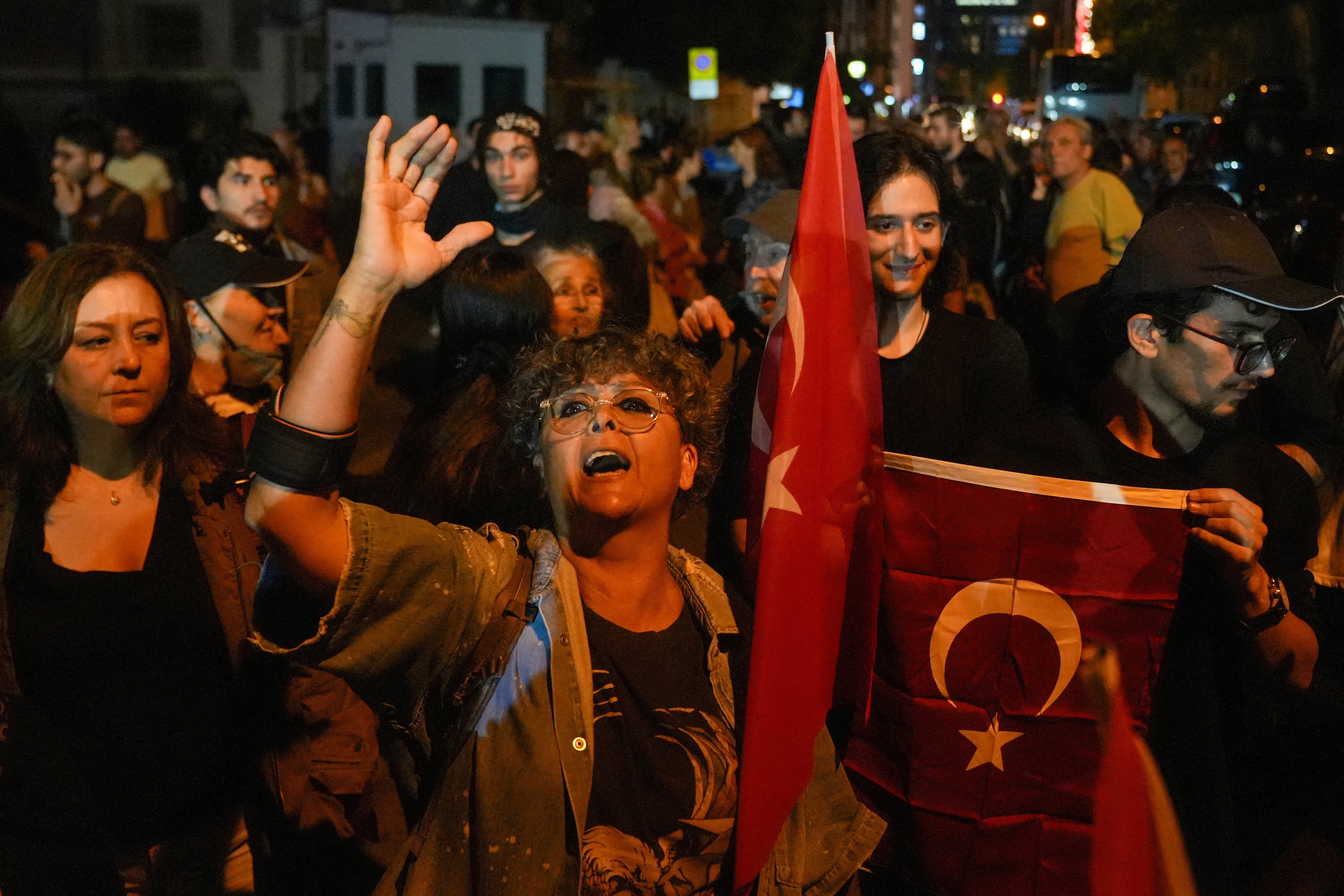 Detenciones, transfuguismo y represión: Erdogan divide a la oposición en Turquía