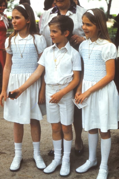 Vestirte igual que a tu hermana. Una cruz que en la Casa Real se lleva hasta bien entrada la pubertad. Los tres hermanos, en 1975.