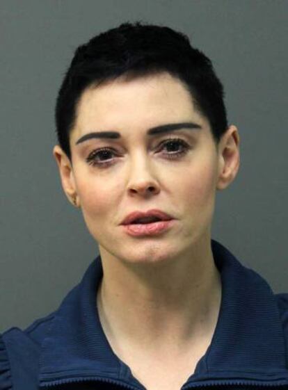 La actriz Rose McGowan en su ficha policial.