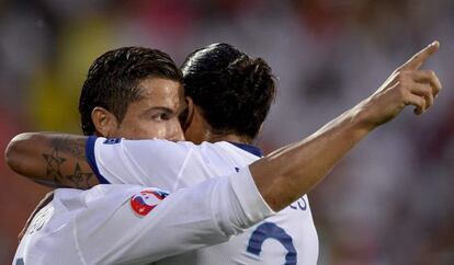 Cristiano celebra uno de sus tres goles a Armenia.