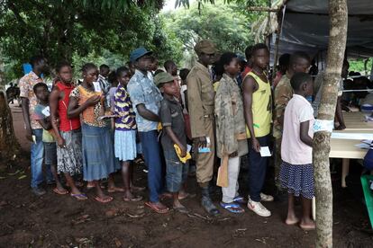 Crianças e ex-crianças soldados fazem fila para retirar material escolar na cerimônia de desbomilização de Yambio.