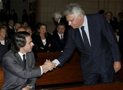 Felipe González saluda a José María Aznar durante el funeral por Leopoldo Calvo-Sotelo.