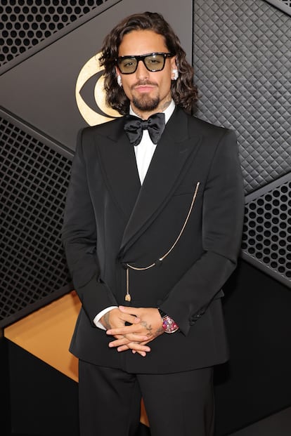 El cantante colombiano Maluma, encargado de entregar el premio a Karol G, apostó en esta ocasión por un esmoquin negro de Dolce & Gabbana.