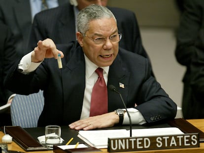 Colin Powell muestra un tubo que, según dijo, podía contener Antrax, el 5 de febrero en el Consejo de Seguridad de la ONU.