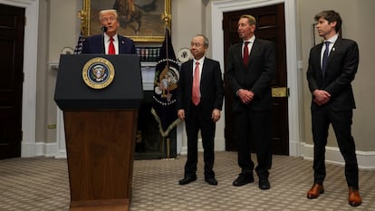 Trump, en la Casa Blanca, junto a, desde la izquierda, los líderes de SoftBank (Masayoshi Son), Oracle (Larry Ellison) y OpenAI (Sam Altman), el pasado 21 de enero, tras la firma del proyecto Stargate.