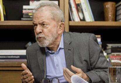 Lula da Silva, durante la entrevista con EL PAÍS, en sus oficinas en São Paulo.