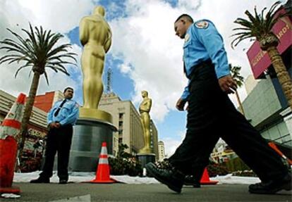 Los guardias de seguridad, en la puerta del teatro Kodak de Los Angeles.