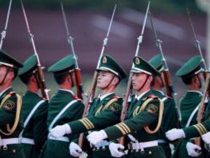 Soldados del Ejército de la Liberación del Pueblo de China (PLA) desfilan por la plaza de Tiananmen en Pekín (China). EFE/Archivo