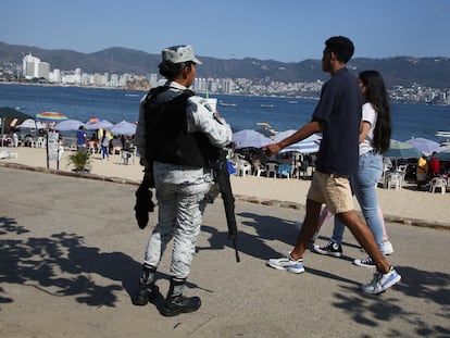 Un miembro de la Guardia Nacional vigilaba el Jueves Santo la playa Papagayo, en Acapulco.