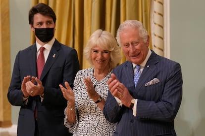 Camila, duquesa de Cornualles; Carlos, príncipe de Gales y Justin Trudeau, primer ministro de Canadá, durante su encuentro, este martes en Ottawa.