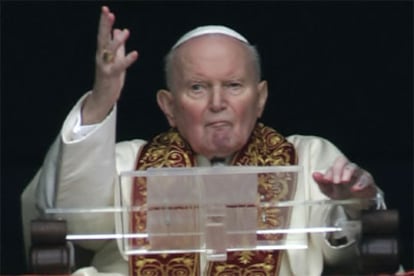 Juan Pablo II ha intentado sin éxito hablar a los miles de congregados en la plaza vaticana.