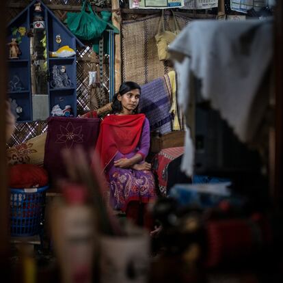 Shampa quiere ser banquera cuando crezca. Está estudiando comercio en la escuela y se le da bien lpero le preocupa no ser capaz de realizar su sueño. Hace menos de un año, su padre, jornalero y principal sostén de la familia, tuvo un accidente que volvió su mundo al revés. Mientras que la familia aún estaba conmocionada por la catástrofe, Shampa fue a vivir con su tía, que tenía una solución: casarla a los 15 años. "Baba y Ma no podían permitirse el gasto de mi educación", explica Shampa entre lágrimas. "Así que pensaron que un miembro de la familia menos ayudaría a hacer las cosas más fáciles".