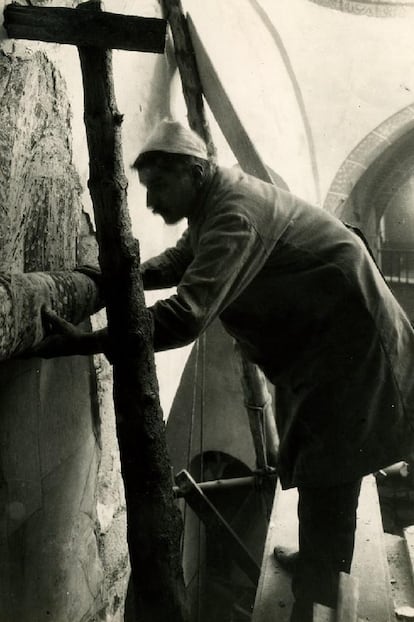 Desprendimiento de una pintura mural  de la iglesia de Santa María de Taüll, en el valle de Bohí (Lleida).