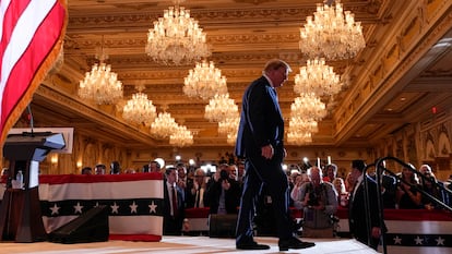 Trump, tras su discurso de celebración de su victoria en las primarias del Supermartes en Mar-a-Lago en Palma Beach (Florida).