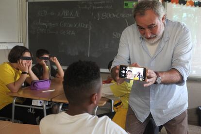 El fotógrafo Juan Carlos Tomasi, de Médicos Sin Fronteras, imparte un taller sobre fotografía y derechos humanos en la escuela Víctor Catalá del barrio de Prosperitat, en el Distrito de Nou Barris.