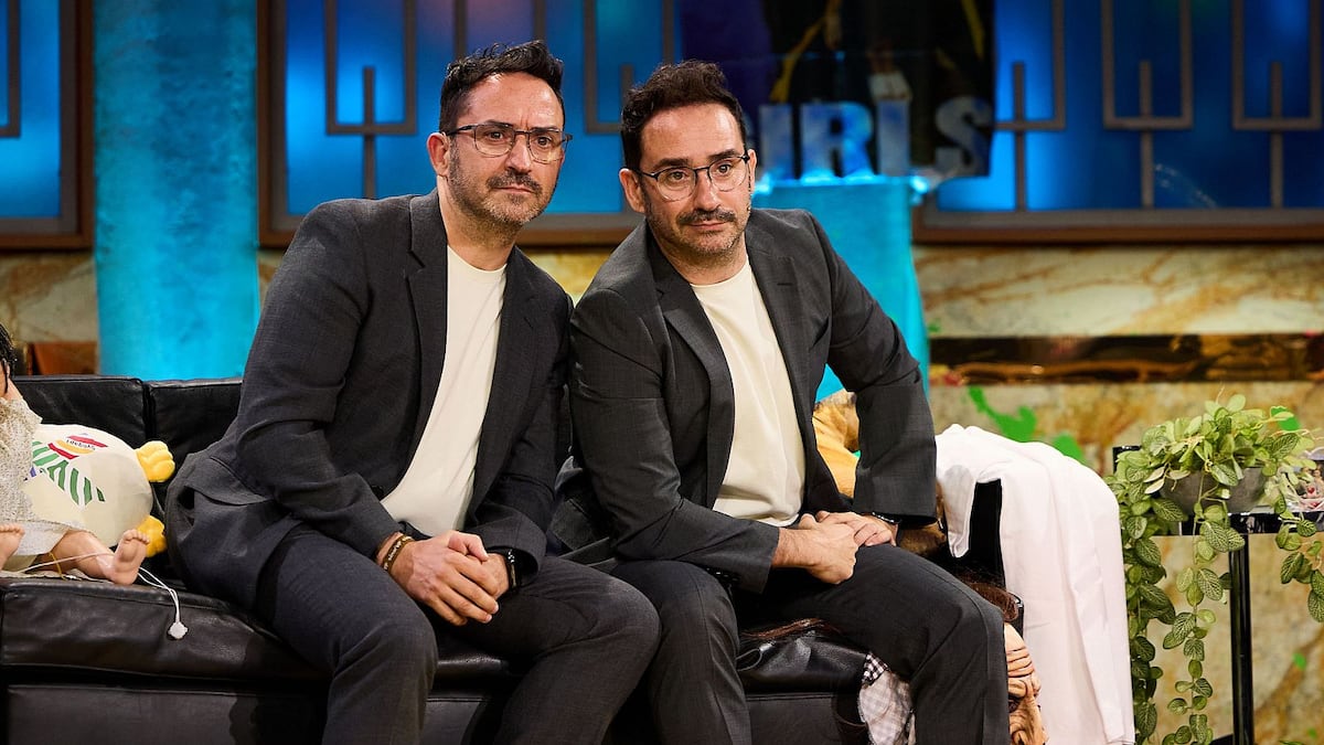 J.A. Bayona engaña a Broncano y su gemelo le cubre en su entrevista en ‘La revuelta’: “Le he dicho que llegaba tarde y me echara un cable”
