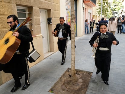 Un grupo de mariachis llega a la sede de Junts, el jueves en Barcelona.