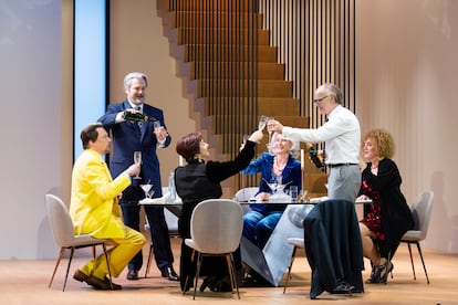 Los seis protagonistas de ‘Così fan tutte’ beben y brindan alegremente al comienzo de la ópera.