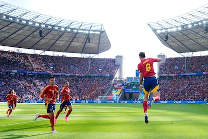 Fabián Ruiz celebra el gol marcado a Croacia en presencia de Morata y Rodri.