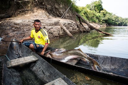 Un indígena macuna pesca en el río Apaporis para conseguir el alimento diario de su familia.