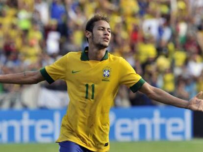 Neymar celebra un gol con Brasil