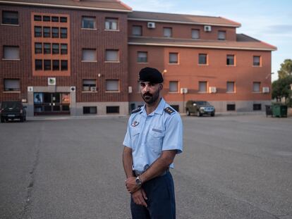 El capitán del Ejército del Aire Javier Escorihuela, que estuvo de misión en Afganistán, en la base aérea de Zaragoza.