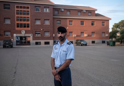 El capitán del Ejército del Aire Javier Escorihuela, que estuvo de misión en Afganistán, en la base aérea de Zaragoza.