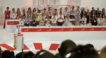 Ovación al secretario general saliente del PSOE, Alfredo Pérez Rubalcaba.