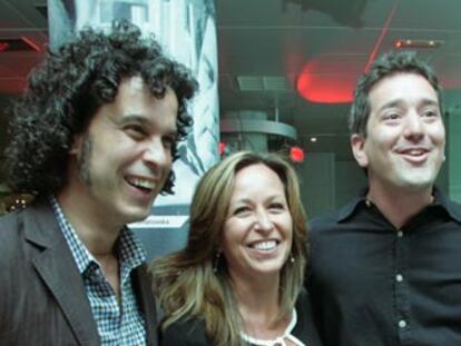 Trinidad Jiménez, con Pedro Zerolo (izquierda) y Santiago Roncagliolo.